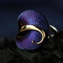 Zjawiskowy pierścionek z tytanu i srebra, ze złoceniem, w intensywnej kolorystyce granatu.