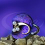 Stylowy pierścionek w kształcie kalii, wykonany z tytanu i srebra, zdobiony perłami.