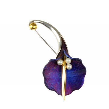 Awangardowa brosza z tytanu w kształcie kwiatu, dekorowana perłami i złoceniem.