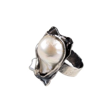 Nietuzinkowy pierścionek z dużą perłą barokową w srebrnej, artystycznej oprawie.