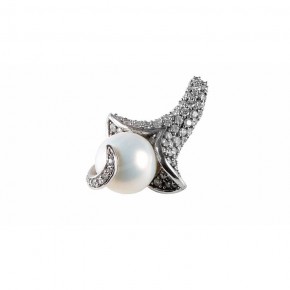 Dystyngowana zawieszka z rodowanego srebra, z cyrkoniami i piękną perłą.