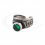 Urzekający pierścionek w satynowanym srebrze pokrytym oksydą z wymowną zieloną cyrkonią.