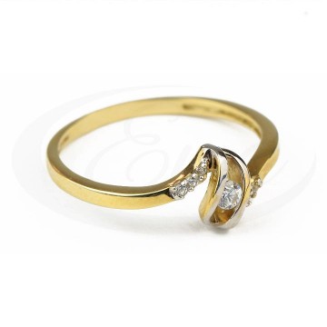 Złoty pierścionek w nowoczesnym wzorze.
